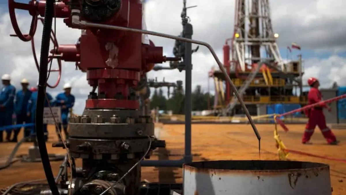 Russian Oil Uncertainty Hangs Over India's Largest Buyers Amid Middle East War