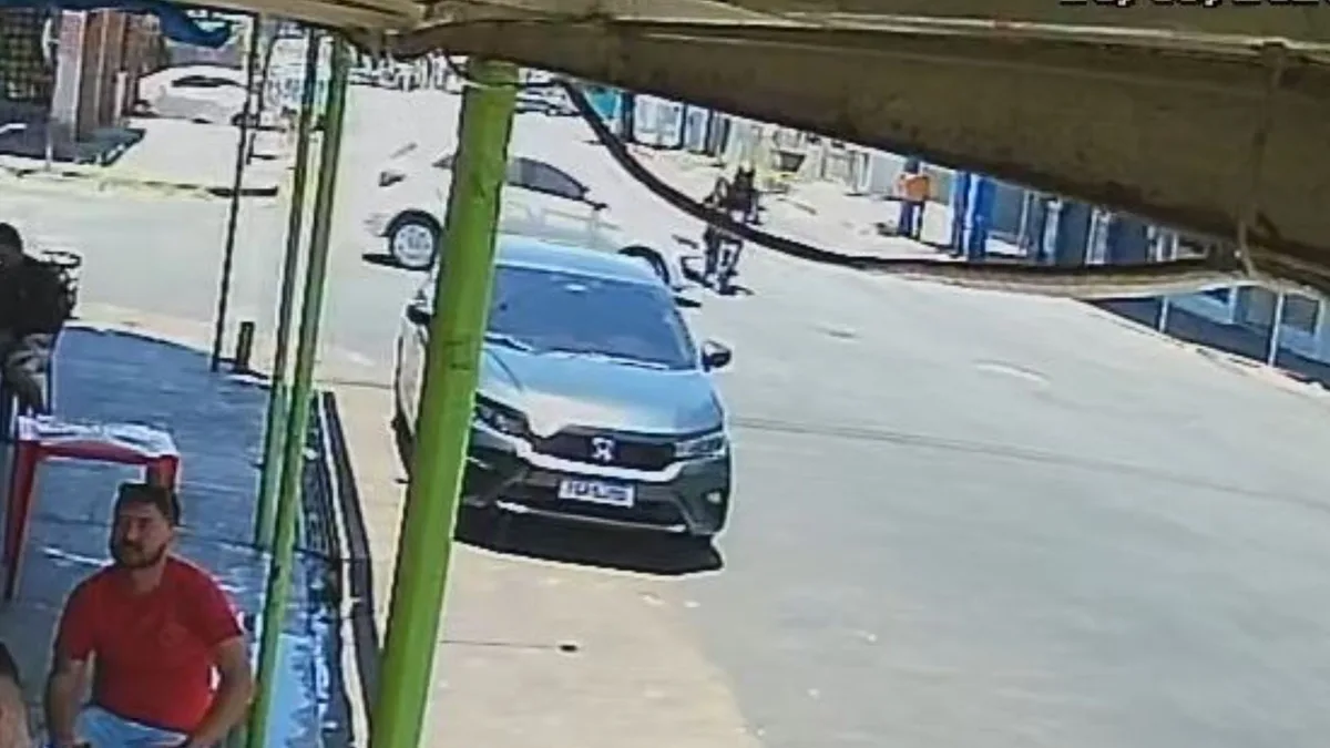 Entregador de app é arremessado de moto após colisão com carro no Centro de Macapá; VÍDEO