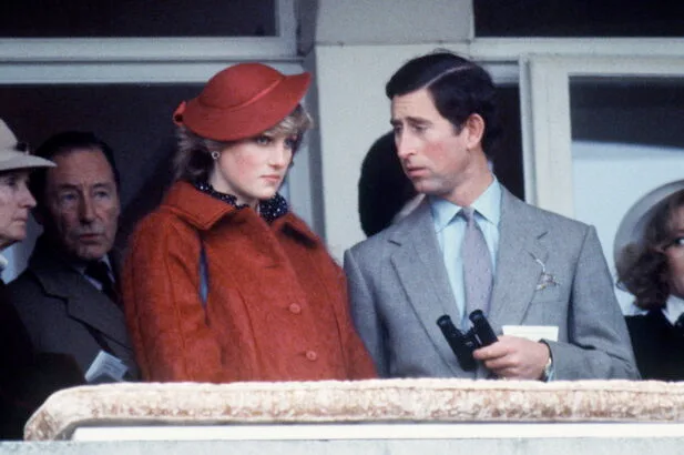 Irmão da princesa Diana revela procedimento estético que a rainha Elizabeth II queria que Charles fizesse Irmão da princesa Diana revela procedimento estético que a rainha Elizabeth II queria que Charles fizesse