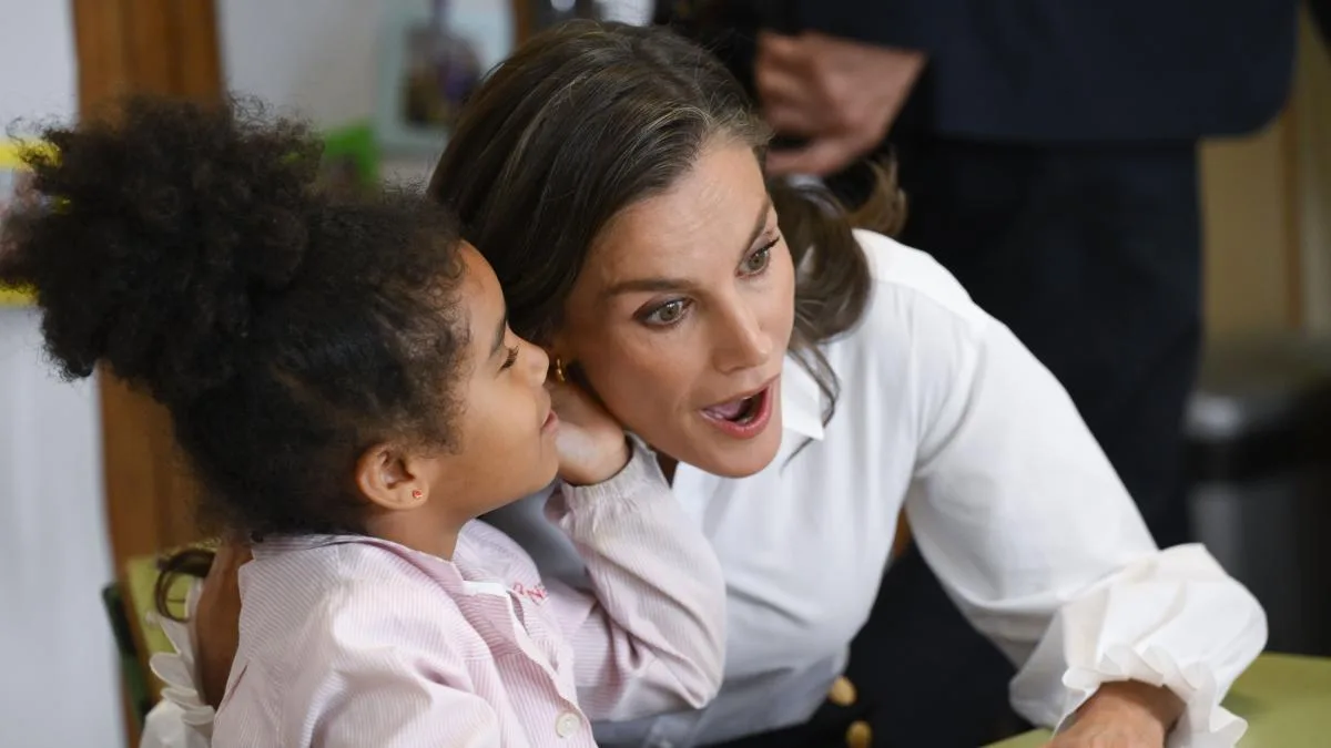Letizia vuelve cuarenta años después al colegio público de su infancia