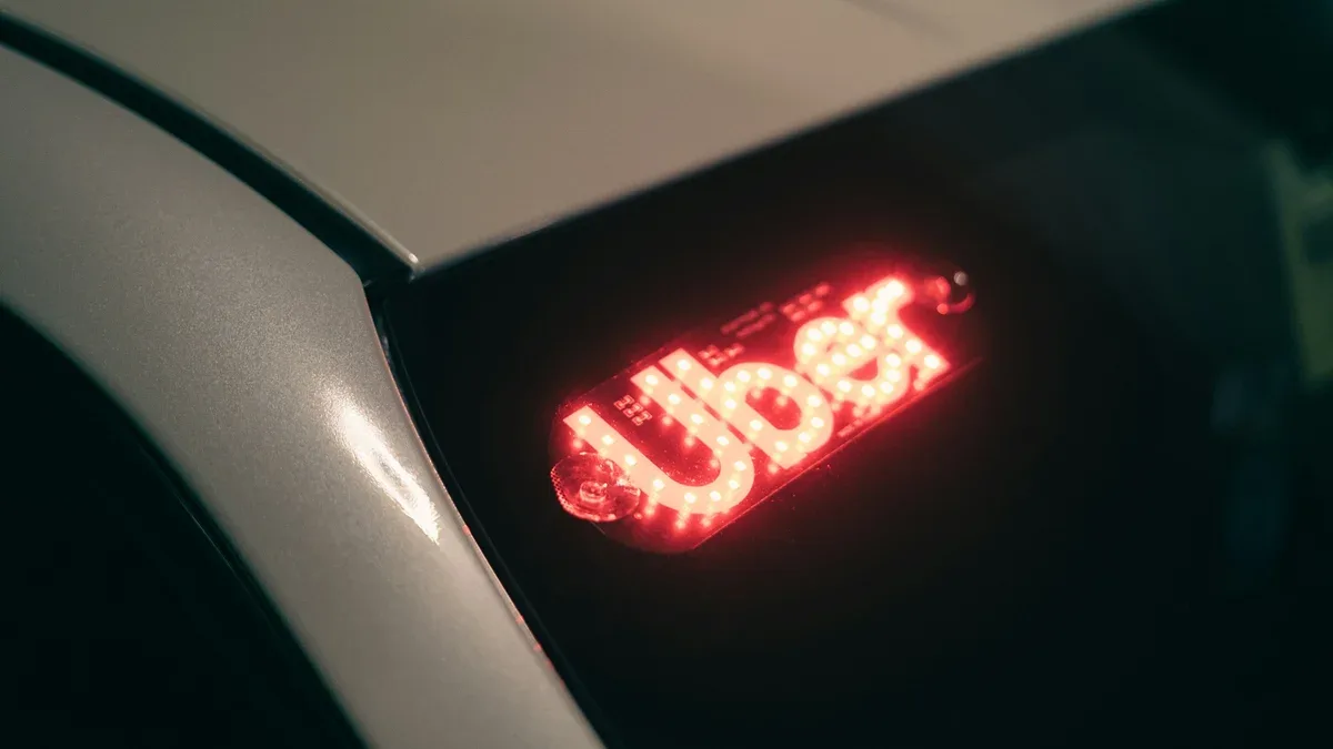 Uber é processada por R$ 321 milhões por taxa cobrada de motoristas