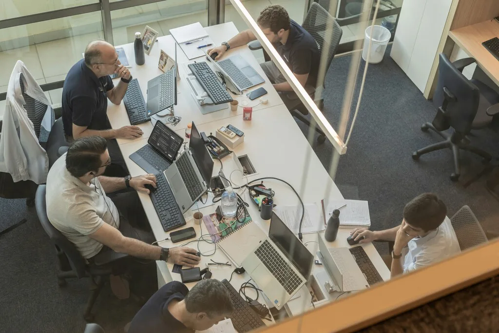 La IA prometía reducir la jornada laboral de los empleados. Por el momento ya ha conseguido tres horas libres a la semana
