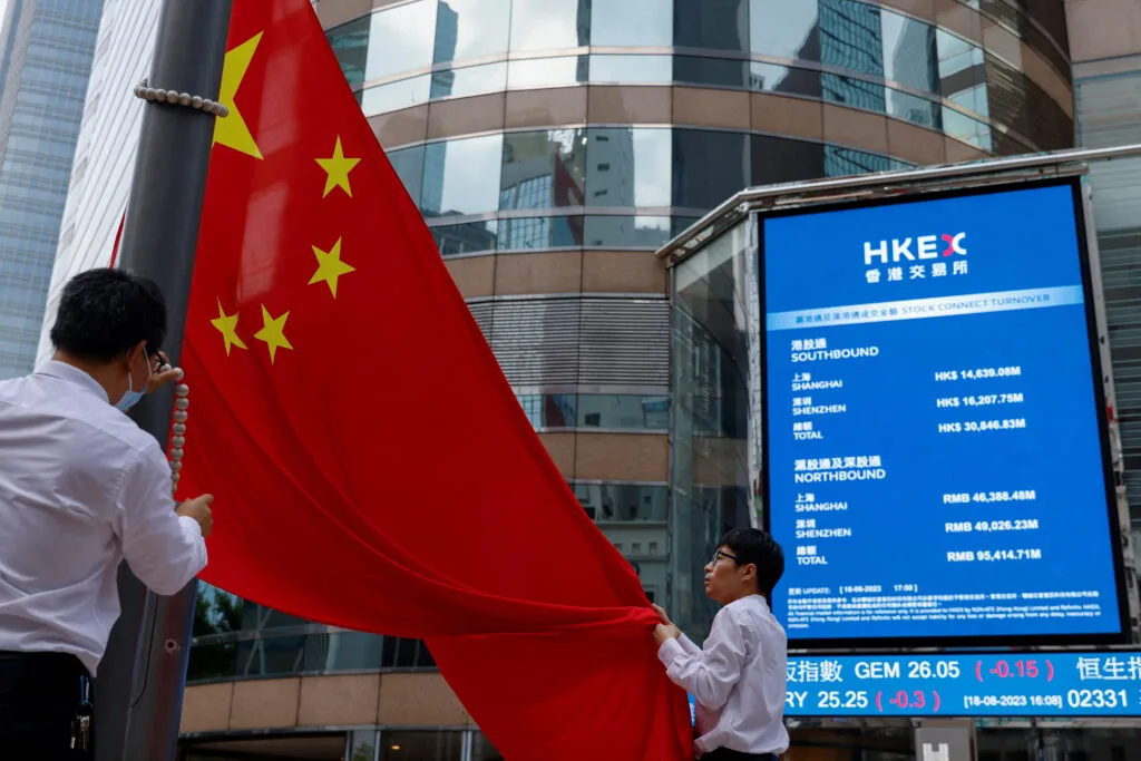 China pede à UE “abertura” comercial e defende a sua indústria de veículos elétricos