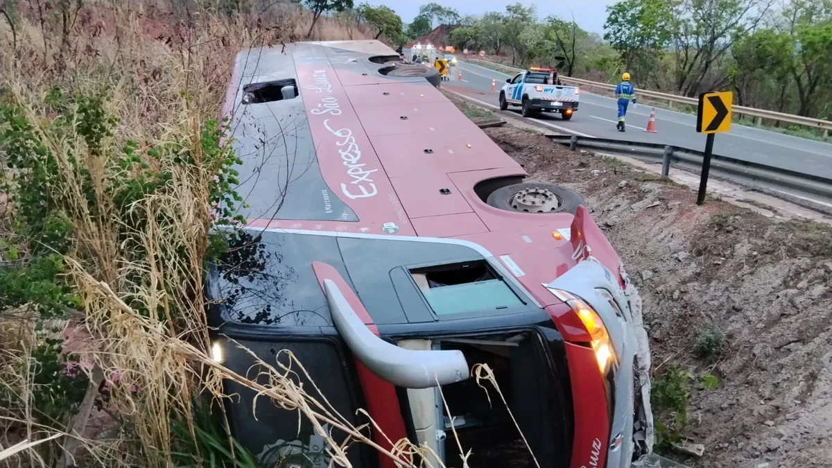 Ônibus de viagem com destino a Natal (RN) tomba em curva de serra em MT