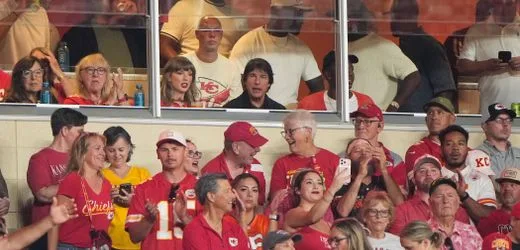 Taylor Swift erteilt Tom Cruise eine Football-Lektion