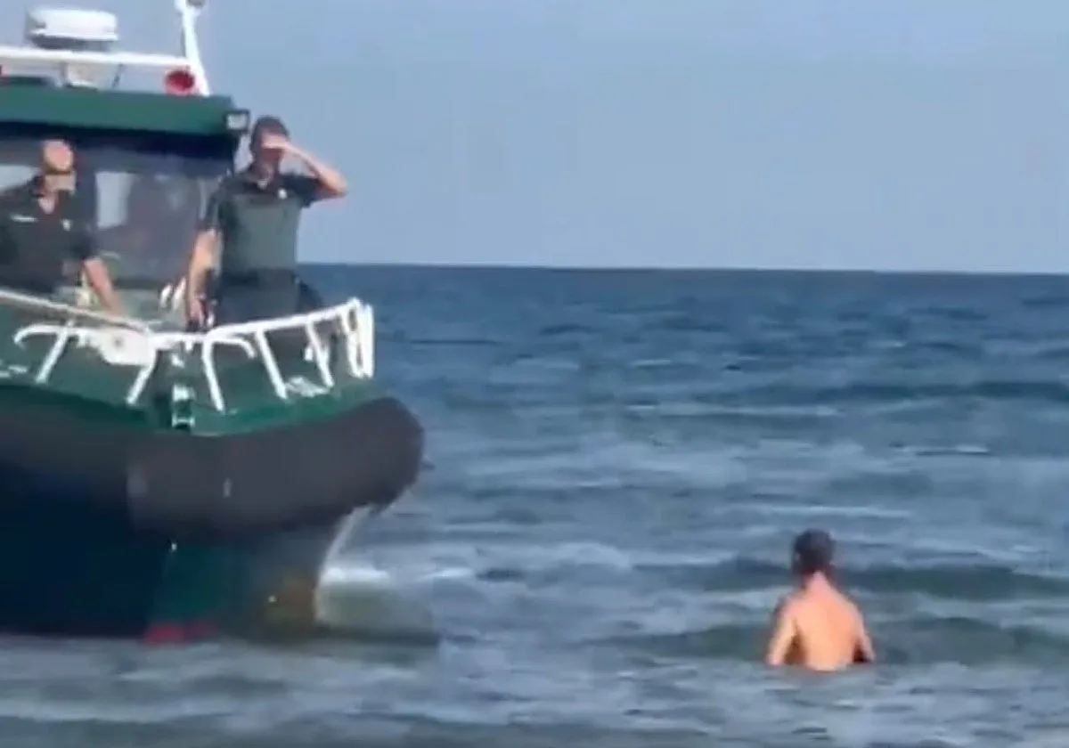 Detenido en Valencia tras esconderse una hora en el mar detrás de una boya para huir de la Policía