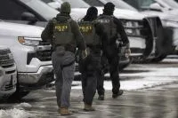 ICE planeja usar luvas que dão choque elétrico contra imigrantes nos EUA