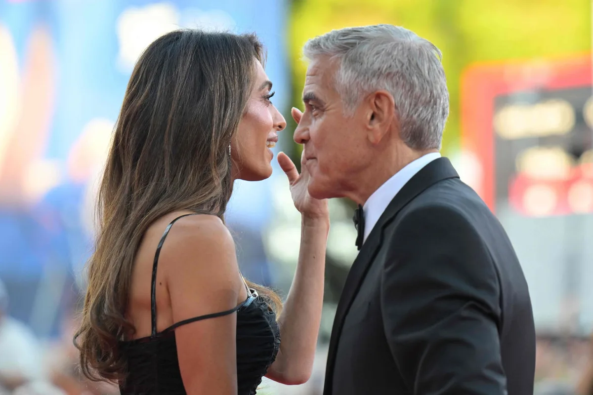Festival de Venecia: del divertido paso de George Clooney por la alfombra roja al estrafalario look de J Balvin