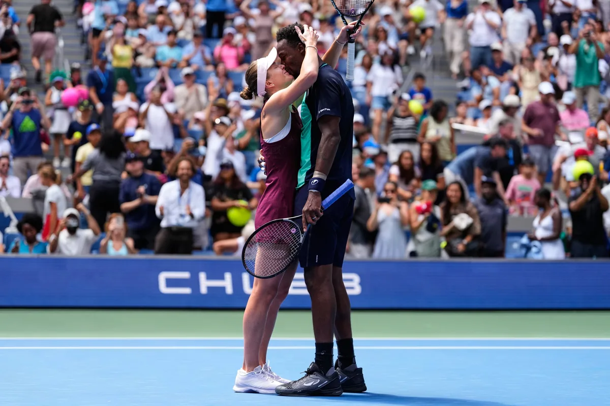 Spouses Elina Svitolina and Gael Monfils reach U.S. Open mixed doubles semi-finals
