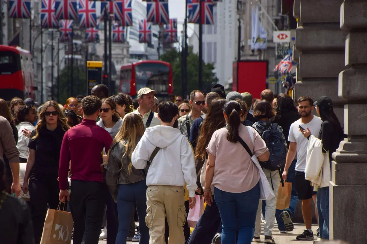 UK economy unexpectedly grows 0.1% in August