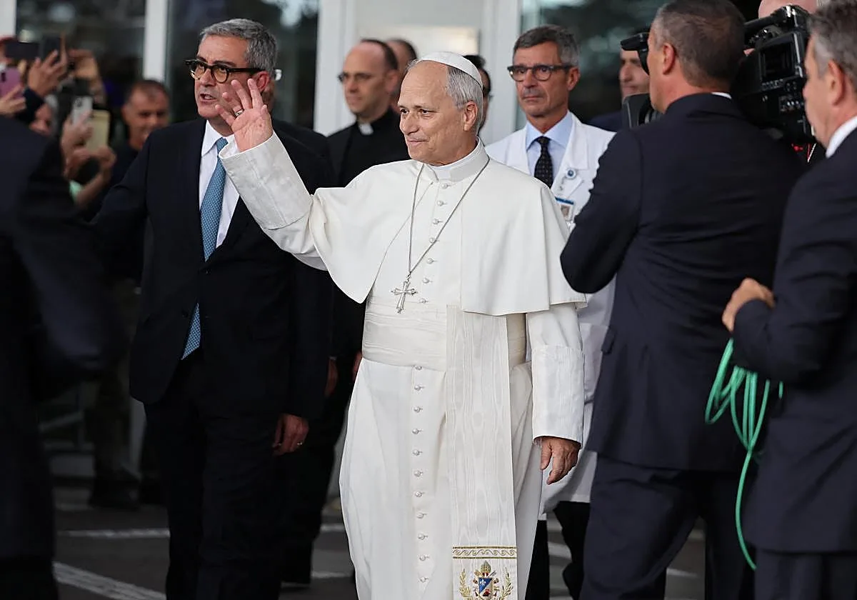 El Papa abandona el hospital tras ser operado de un cáncer de pulmón y regresa al Vaticano