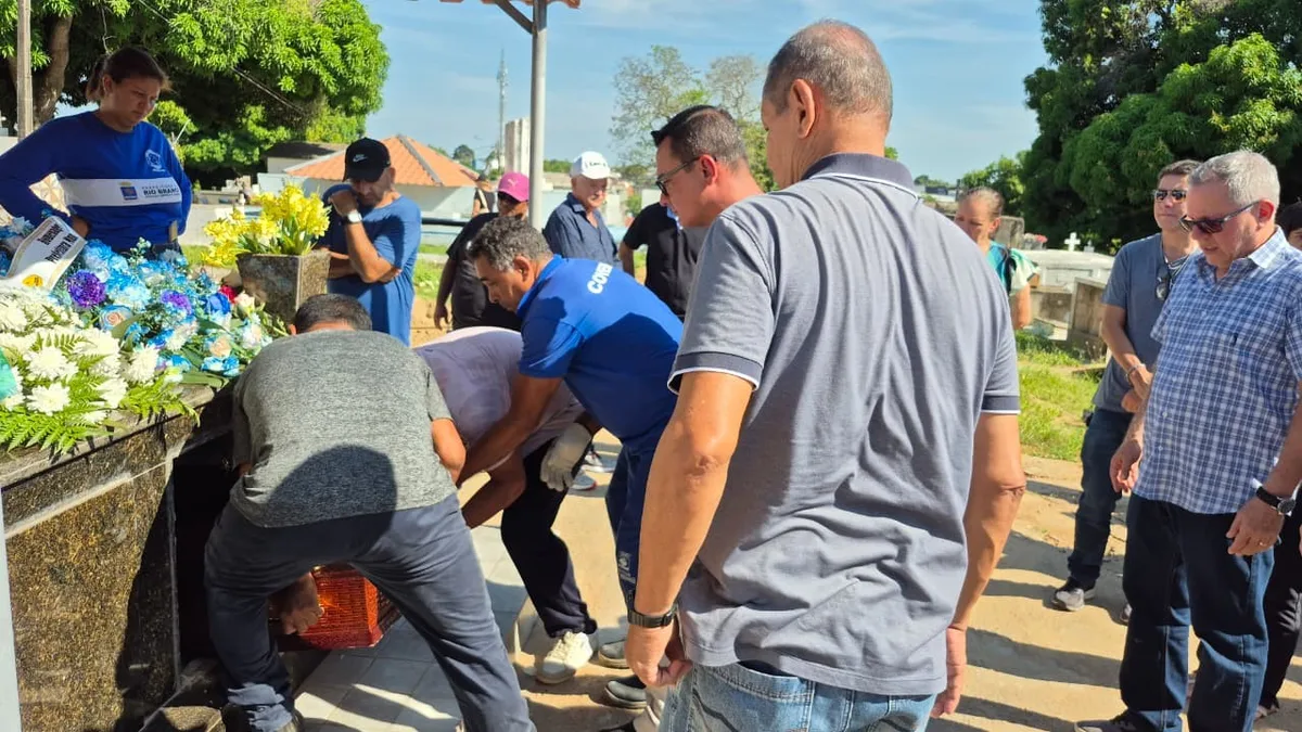 Corpo do jornalista Ayres Rocha é enterrado em Rio Branco; VÍDEO