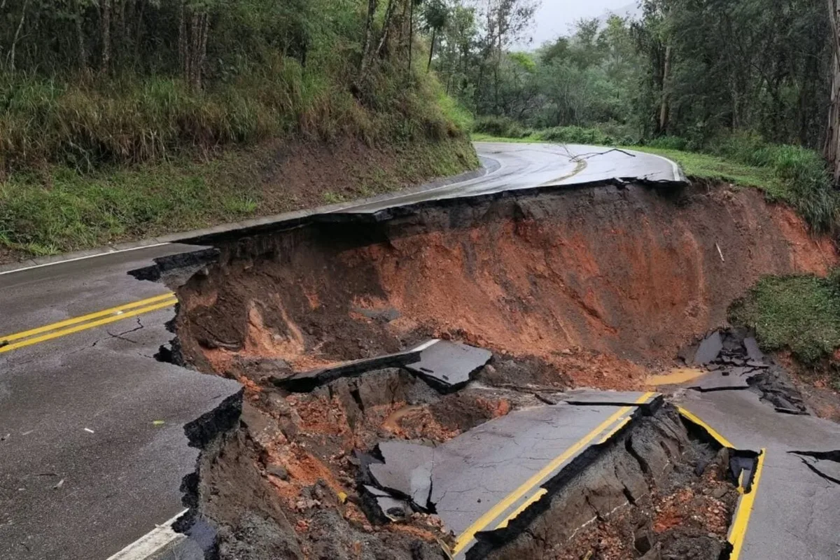 Trecho de rodovia cede na Grande Curitiba após fortes chuvas