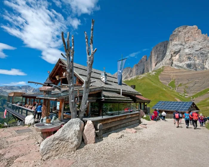 Tourists on pastry quest overrun scenic spot in Italian mountains