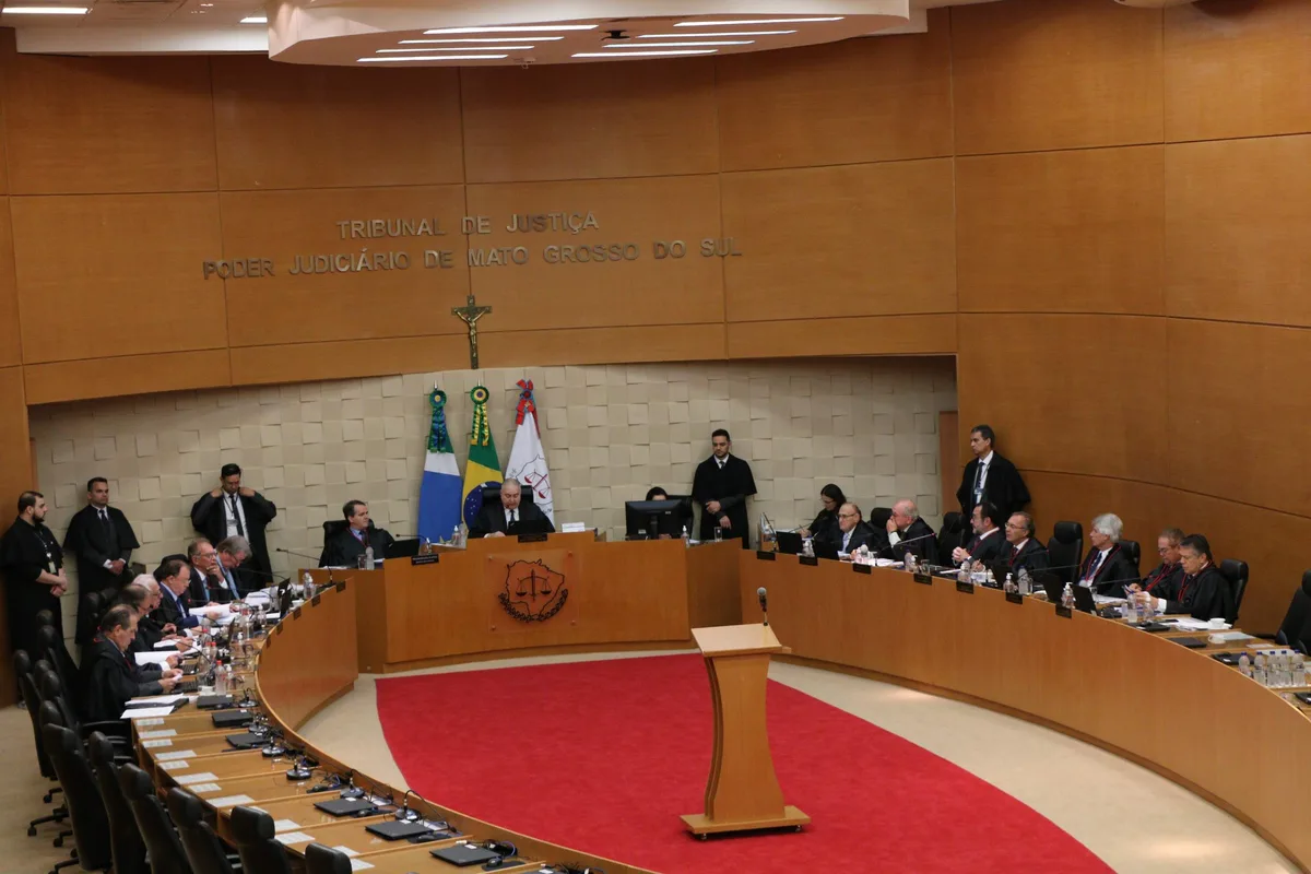 Escritórios de advocacia se dividem entre auxílio a juízes e defesa de empresas