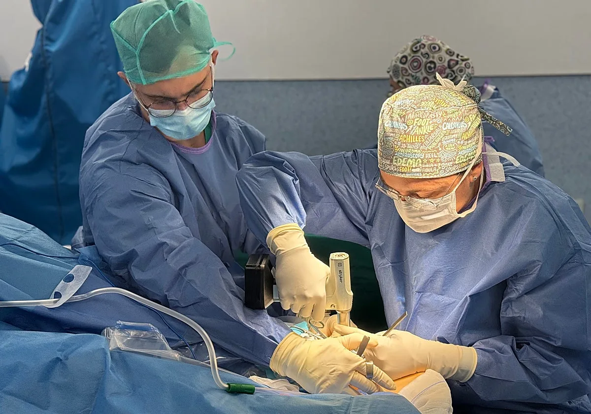 El Doctor Peset de Valencia, único hospital público de España en regenerar el cartílago en rodilla y tobillo con células del paciente