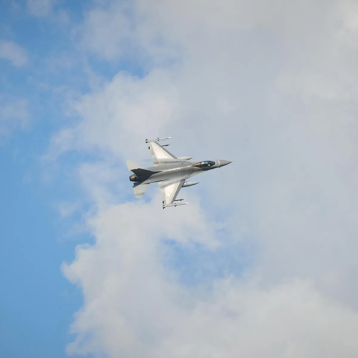 Bukarest - Rumänischer Kampfjet zerstört mit Sprengstoff beladene Drohne