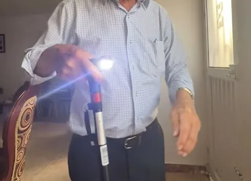 Adulto mayor sorprendió en redes con curioso accesorio que tiene su bastón: “Más preparado que 10″