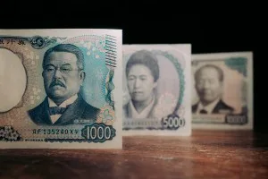 Iene dispara após apostas em alta de juros e temor de nova intervenção no Japão