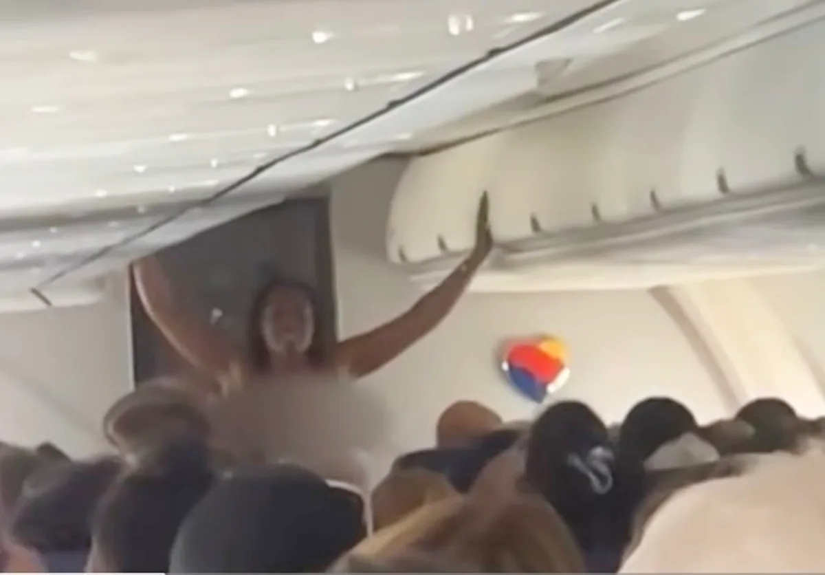 Passageira fica pelada durante voo e desfila por corredor de avião nos EUA
