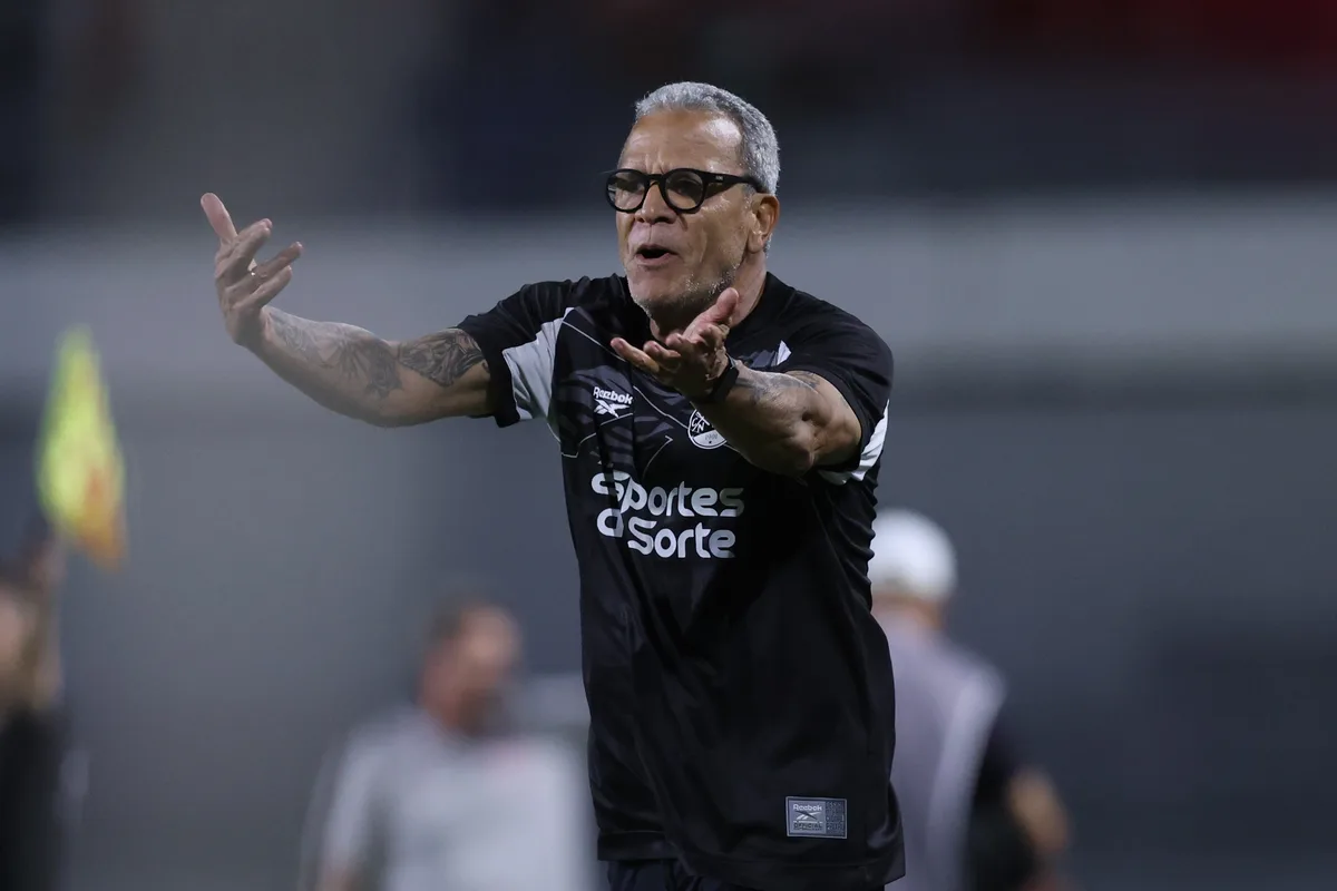 Orçamento, modelo no futebol, reformulação... Hélio explica decisões no Náutico