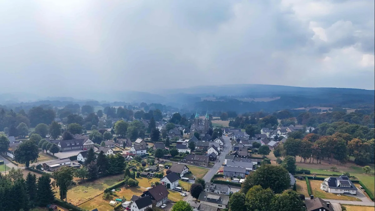 Deutsch-belgische Grenzregion: Waldbrand-Lage stabil - doch es droht Wind