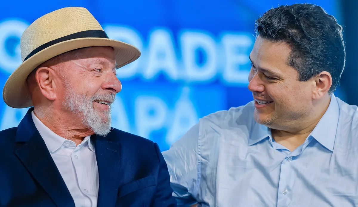 Alcolumbre acompanha Lula em visita a navio-sonda da Petrobras no Oiapoque após reaproximação
