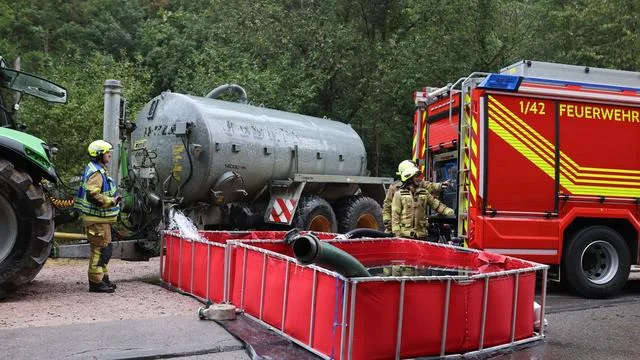 Feuers teils unter Kontrolle: Starker Regen bremst Waldbrand bei Schramberg aus