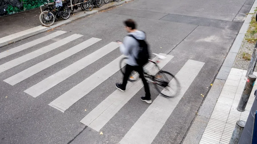 Regeln am Fußgängerüberweg: Wann Radfahrer am Zebrastreifen Vorrang haben
