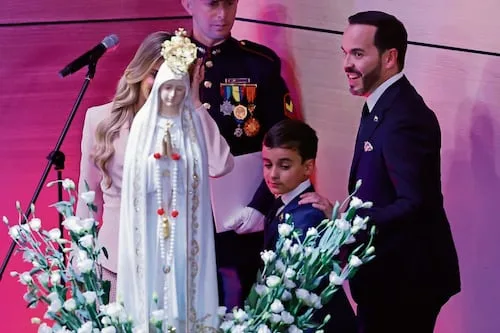 Juez ordena al presidente de Colombia disculparse por ceremonia en su investidura; "vulneró la neutralidad religiosa del Estado", dice