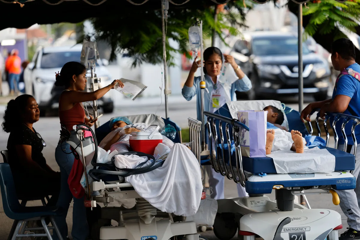 Más de 60 pacientes reciben atención en carpas tras severos daños en el hospital de Penonomé, Panamá