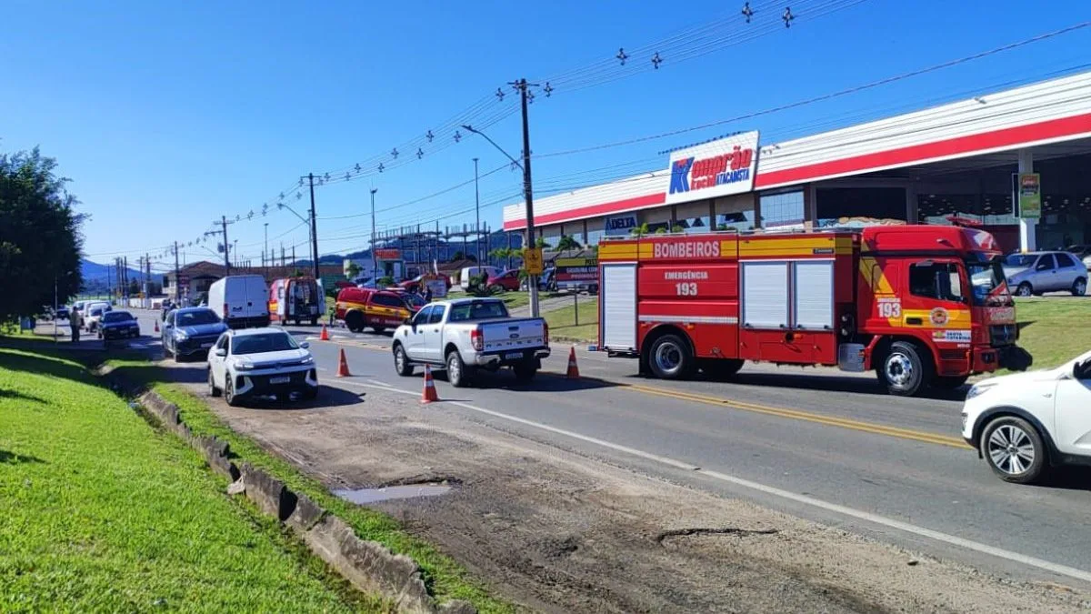 Idosa é arremessada três metros após bicicleta ser atingida por caminhonete em faixa de pedestres de SC