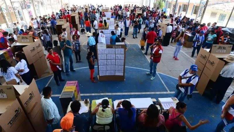 El Salvador: experto señala debilitamiento de la oposición rumbo a las elecciones 2027