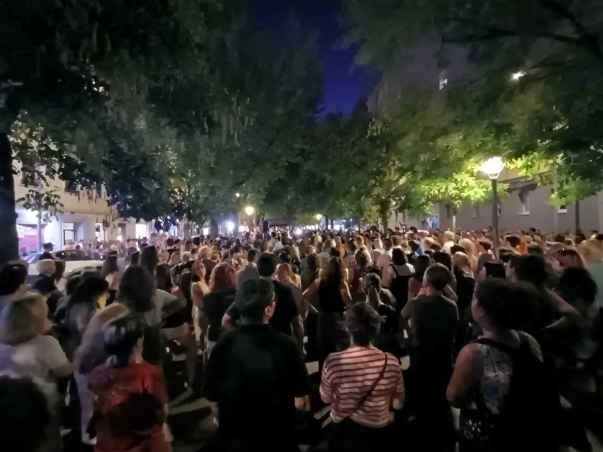 Centenares de personas pasarán la noche frente a la casa de Maricarmen, a quien quieren desahuciar a los 87 años: “Llevo siete años con una daga en la nuca”
