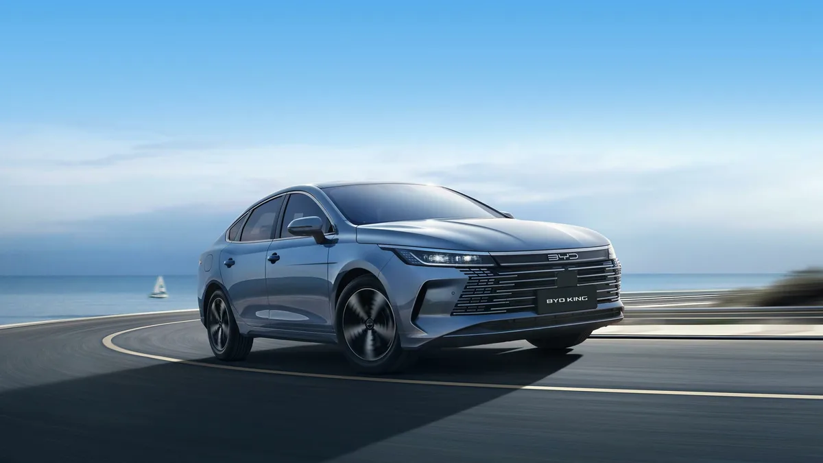 Dois motores trabalham juntos para entregar 235 cv neste sedã híbrido plug-in, que tem até 80 km de autonomia elétrica no PBEV