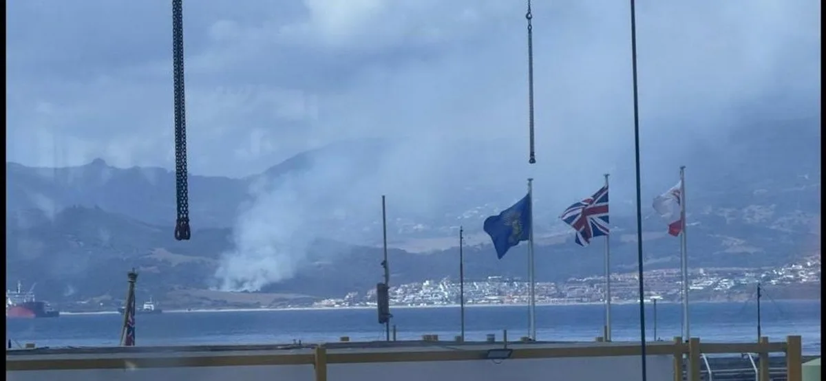 Extinguida la reactivación del incendio declarado este jueves en Las Pantallas, en Algeciras