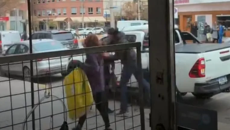 Video: una camioneta bloqueó una cochera, el dueño de otro auto increpó al conductor y terminaron a los golpes