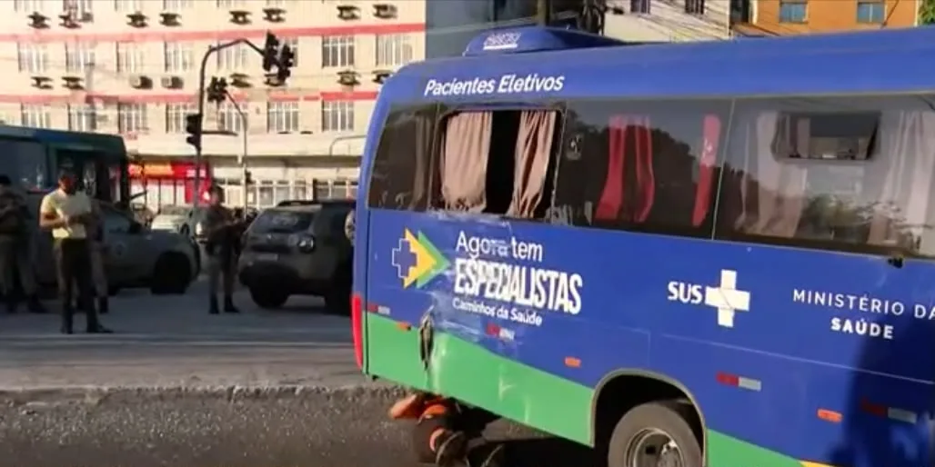 VÍDEO: Ônibus com pacientes tomba no Largo do Tanque e deixa feridos