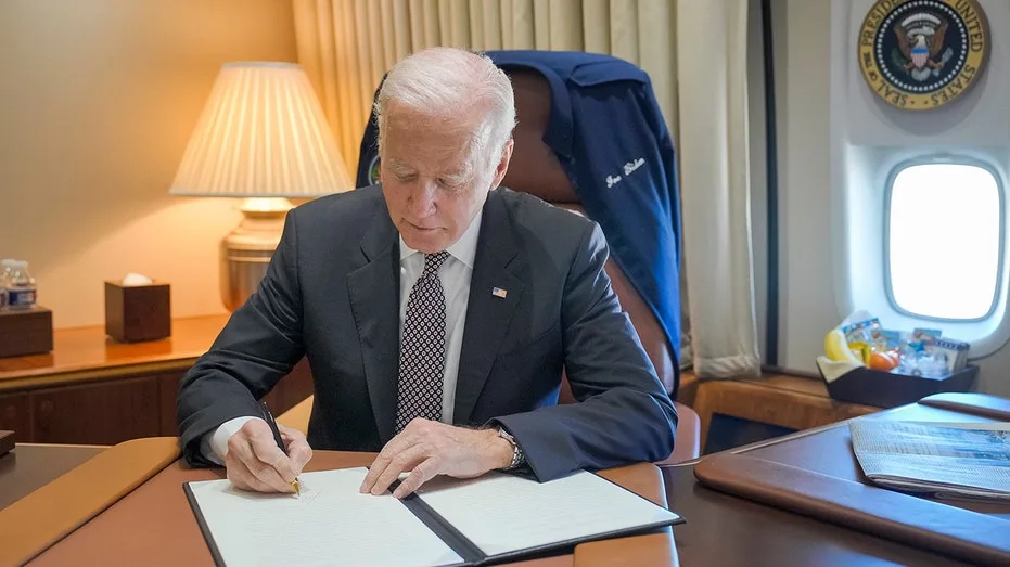 Biden clemency blitz left DOJ scrambling as many commutations bypassed normal vetting, emails show