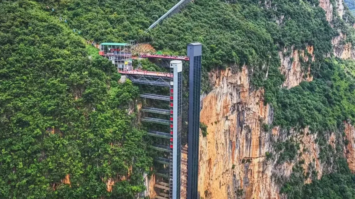 Maior elevador do mundo tem 288 metros e reduz de 3 horas para 30 minutos o caminho de estudantes até a escola
