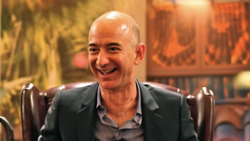 Liverpool anuncia venda de fatia para consórcio com Jeff Bezos