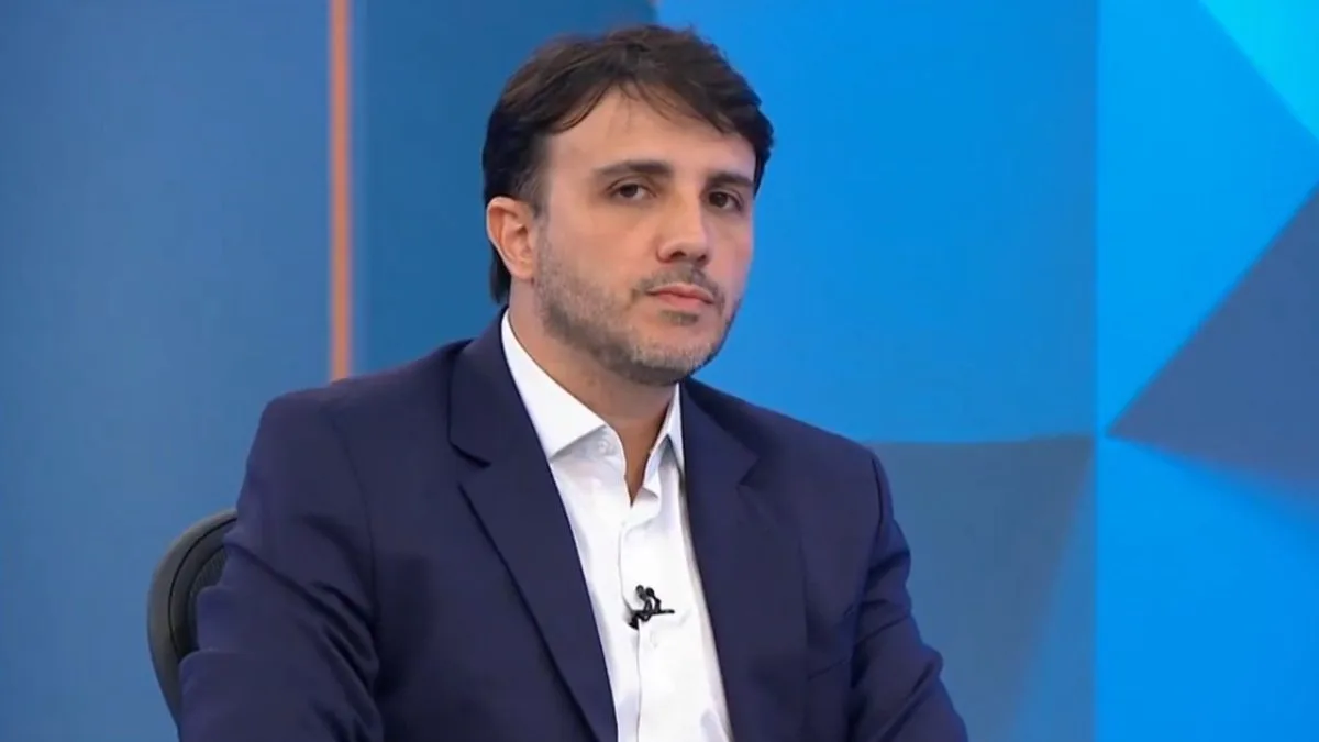 Após sabatina presidencial, Renan Santos divide opiniões nas redes com elogios à comunicação e críticas às propostas