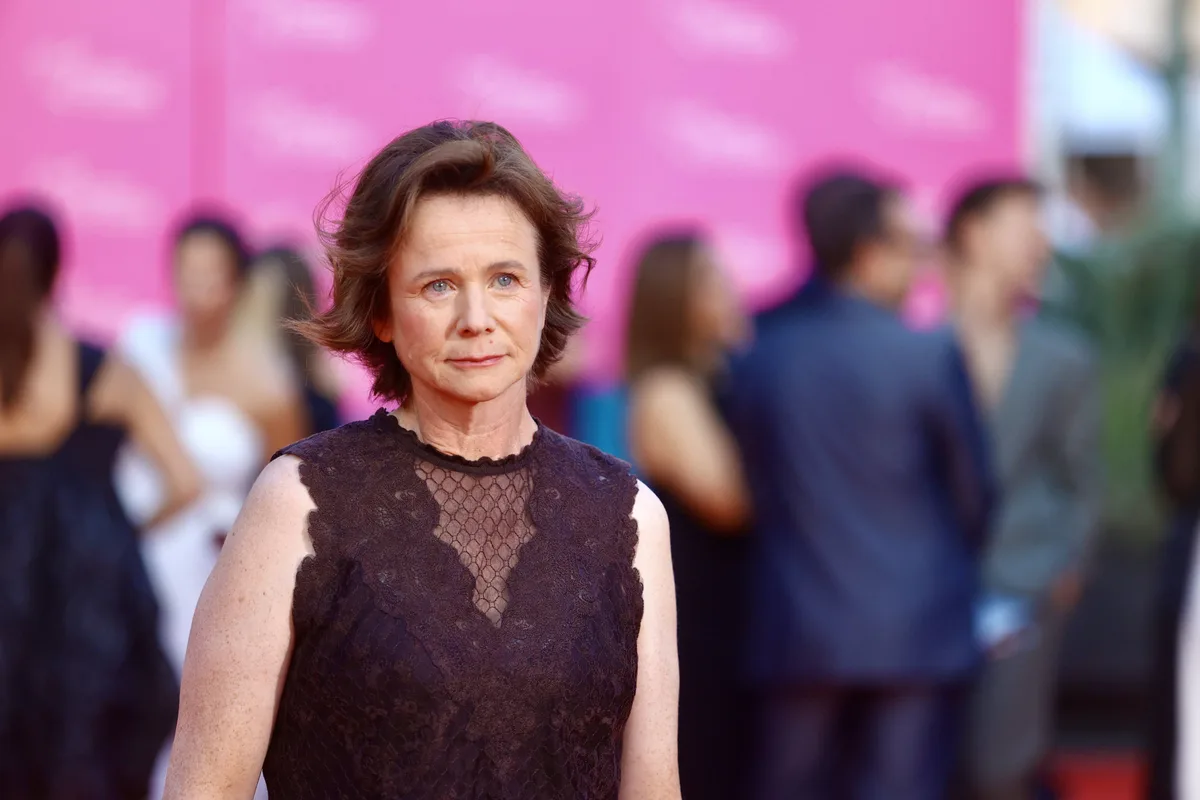 Emily Watson reveló que creció “en una especie de secta religiosa muy estricta” y contó cómo logró salir