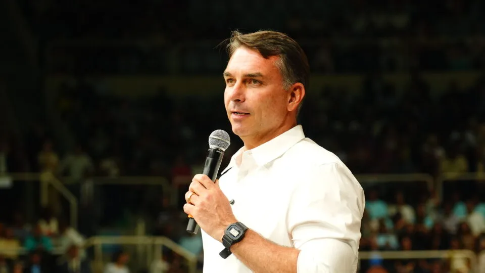 Flávio diz que votará pelo fim da escala 6X1 e defende compensação a empresas