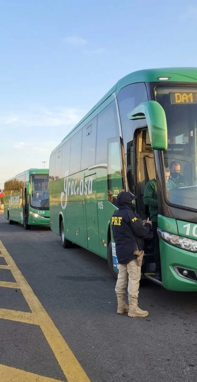 Idoso é preso em ônibus de linha após mostrar imagens pornográficas a adolescente