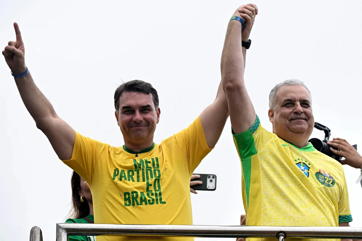 Flávio começa campanha em Copacabana, reproduz áudio de Bolsonaro e diz país olha para Brasília 'com nojo'