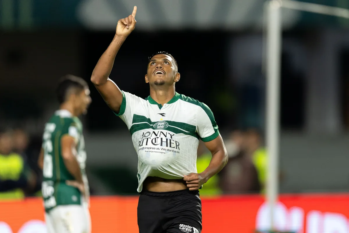 Vaiado pela torcida, aplaudido pelo elenco: Pedro Rocha vive contraste no Coritiba e tem apoio de Seabra