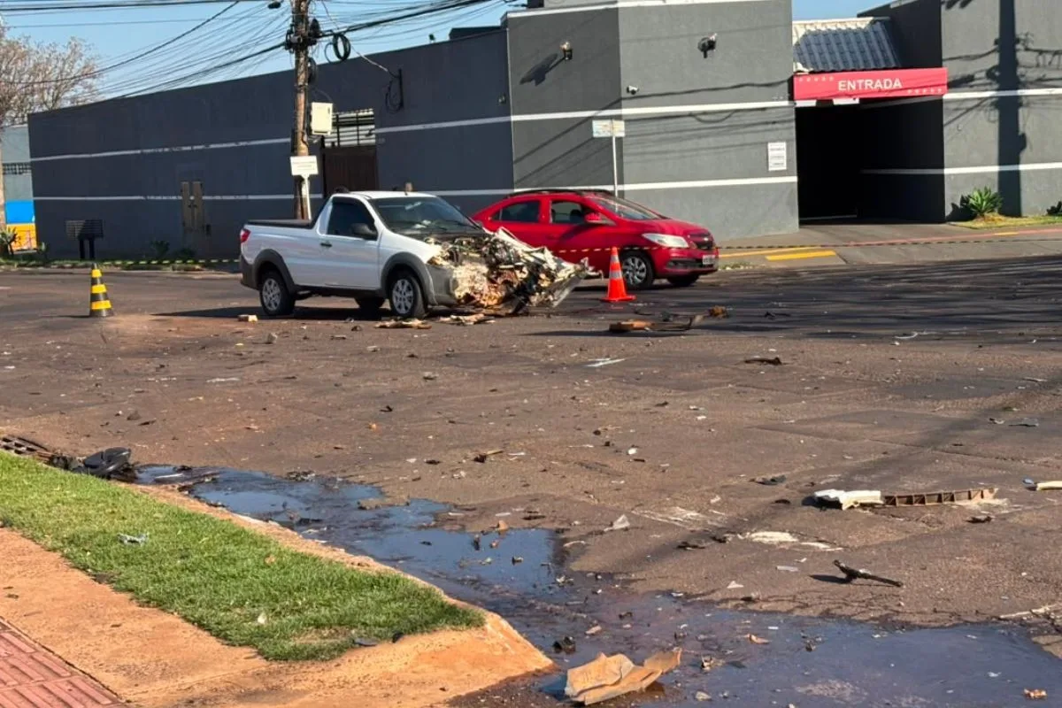 VÍDEO: Câmera mostra SUV em alta velocidade atingir picape e invadir casa em Campo Grande