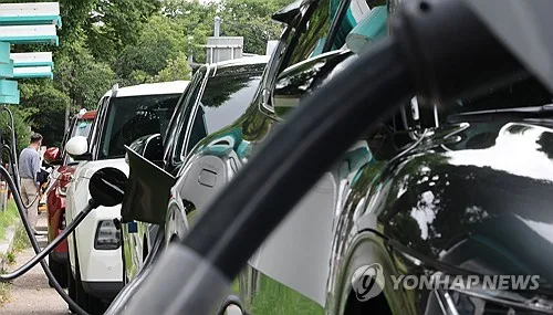 추석 고속도로 전기차 충전량 360% 늘때 충전기는 40% 증가 그쳐