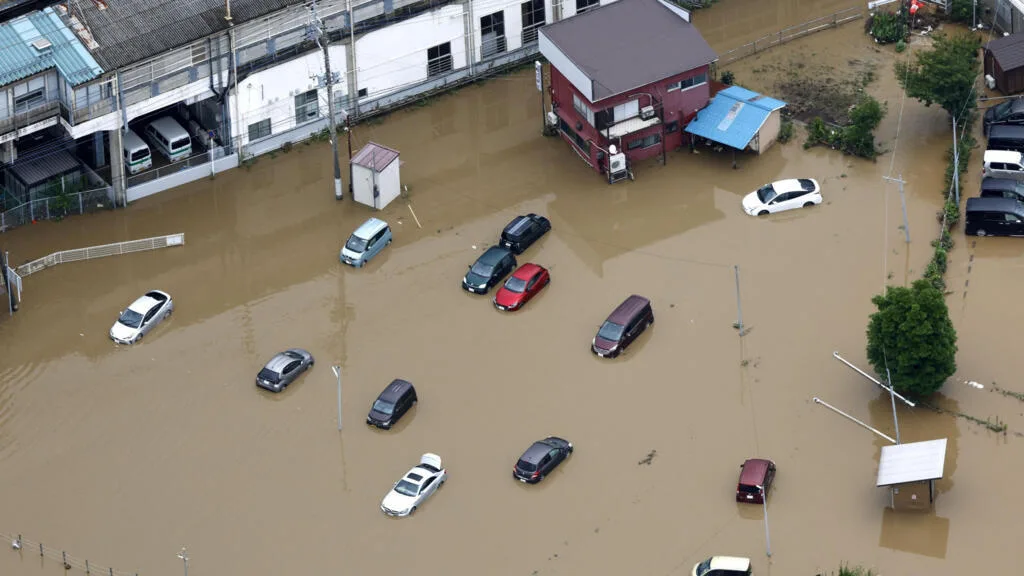 Japão emite alerta máximo inédito para chuvas em Chiba após temporal mortal
